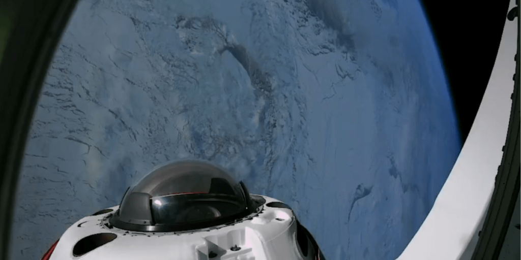 SpaceX lança primeira missão com tripulação à órbita polar
