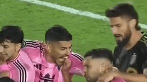 Suárez tenta morder Jordi Alba durante briga; veja