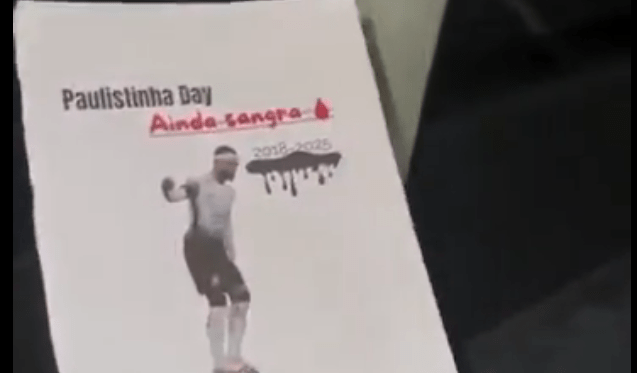 Corintianos colam adesivos com provocação ao Palmeiras em estádio do rival