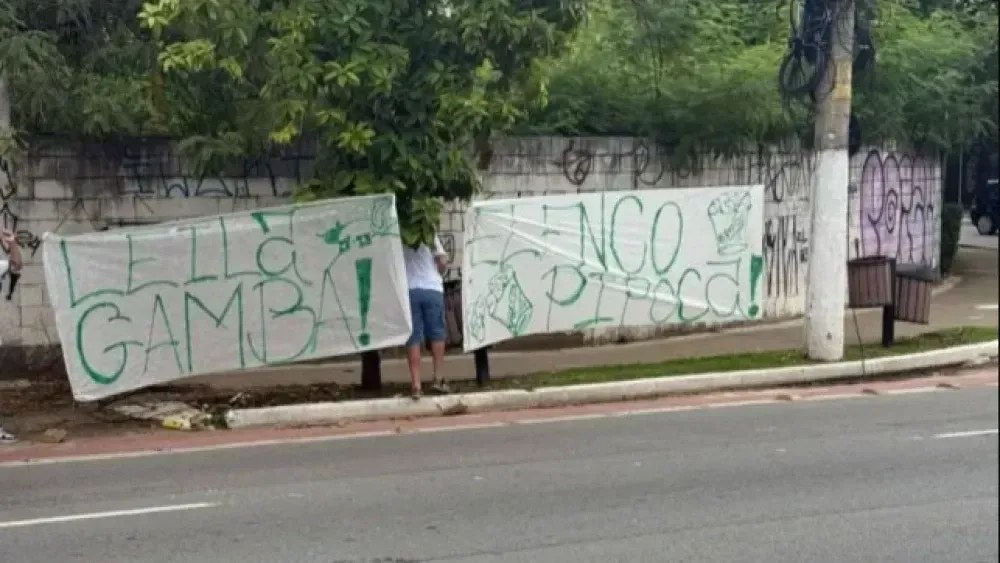 Torcedores protestam contra Leila e elenco do Palmeiras: "Gambá e pipoca"