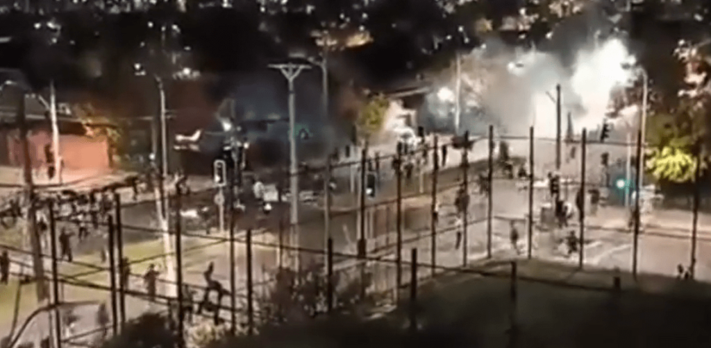 Torcedores invadem ginásio da base do Colo-Colo e roubam itens, diz jornal