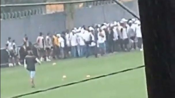 Torcedores do Santos invadem CT após derrota para o RB Bragantino