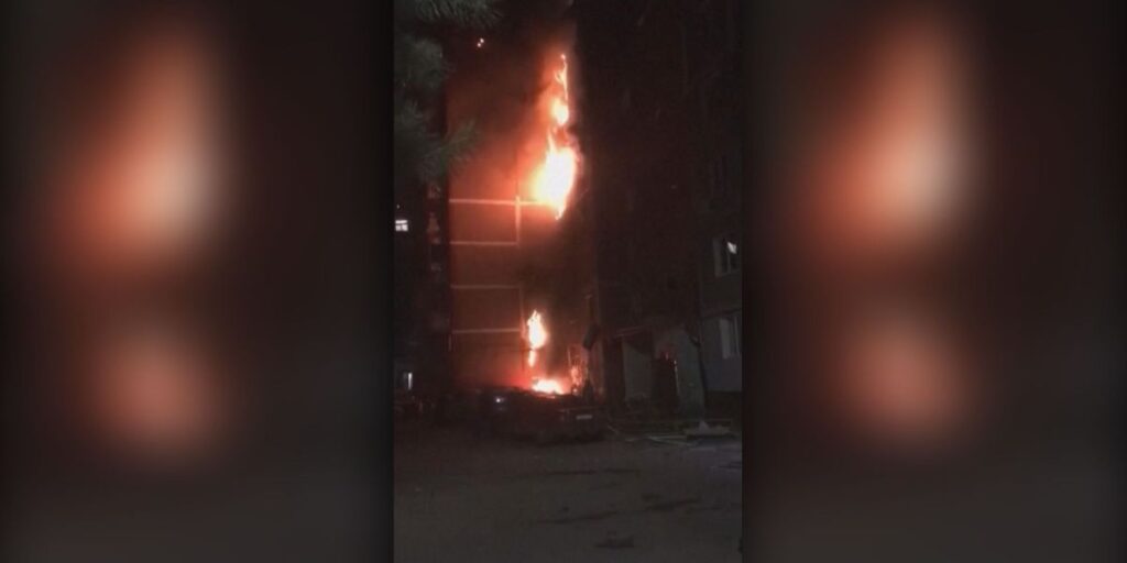 Prédios pegam fogo e idosa morre após ataque ucraniano na Rússia