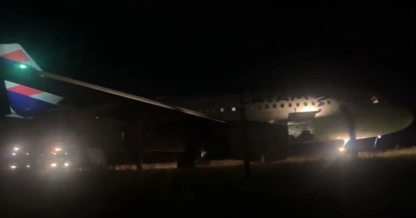 Avião da Latam com 107 passageiros sai da pista durante o pouso em SC