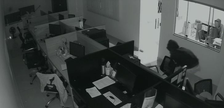 Vídeo: homem invade empresa e rouba dezenas de celulares
