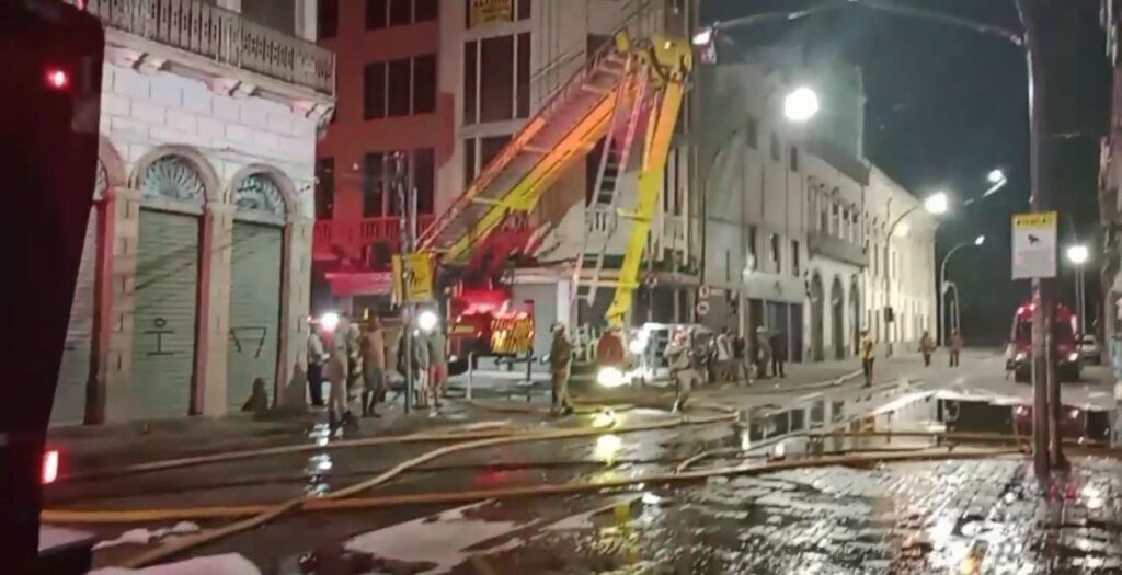 Incêndio atinge casarão antigo no Centro do Rio