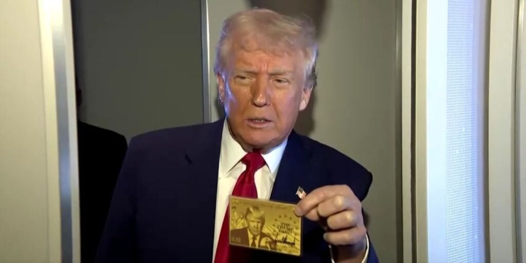 Trump apresenta "gold card" que vale US$ 5 milhões e dá cidadania americana