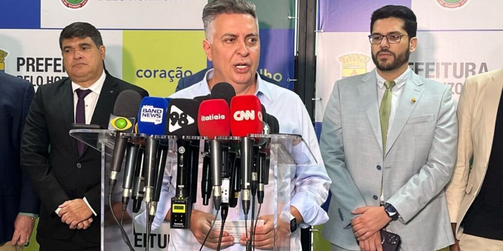 "Problema" de ex-secretário afastado é na Bahia, diz prefeito de BH