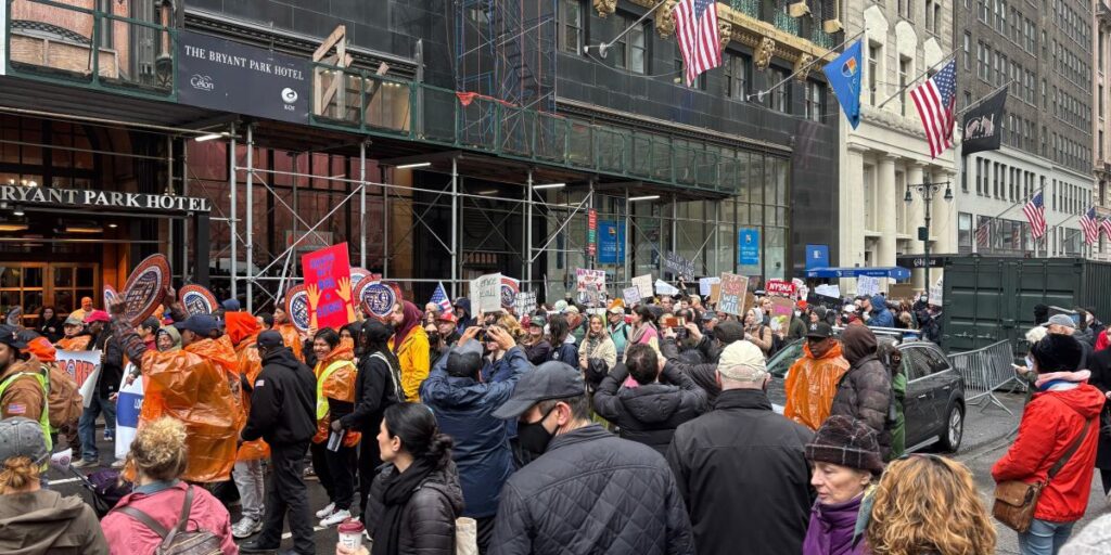 Manifestantes protestam contra Trump nos Estados Unidos e Europa