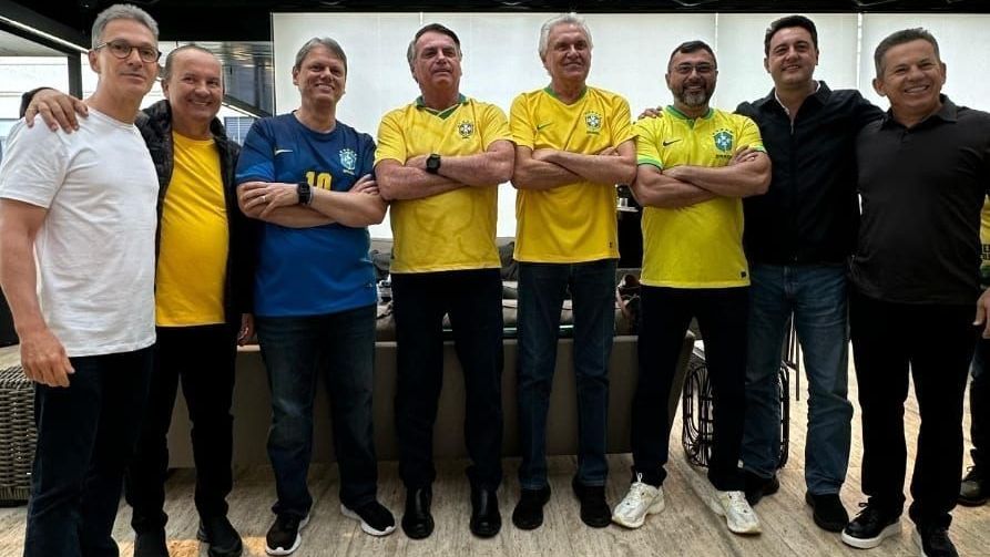 Governadores de sete estados tiram foto com Bolsonaro antes de ato em SP