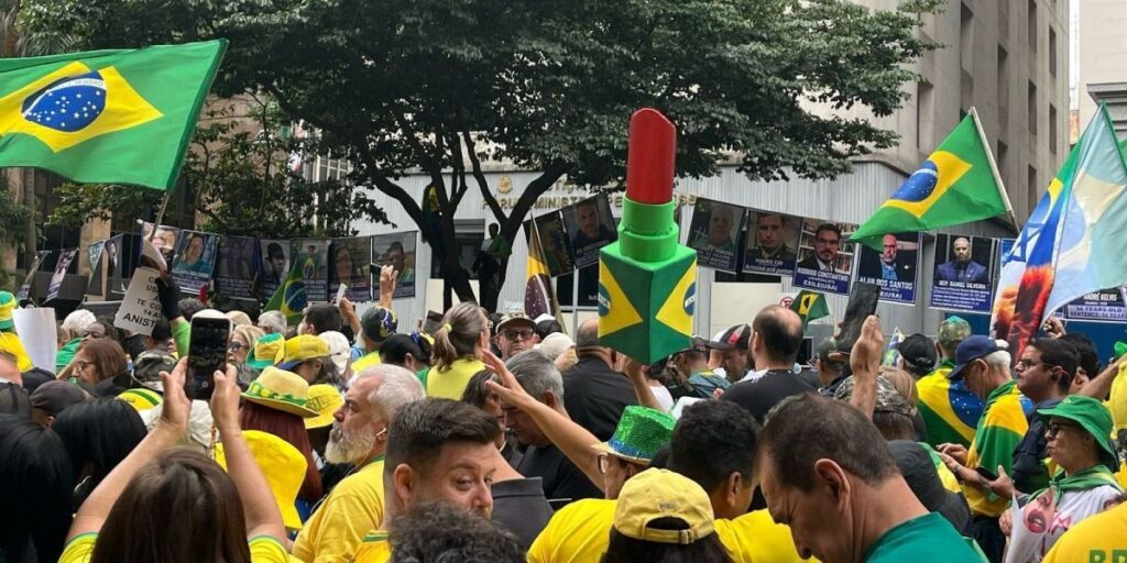 Manifestantes pró-Bolsonaro criticam o STF durante ato na Paulista