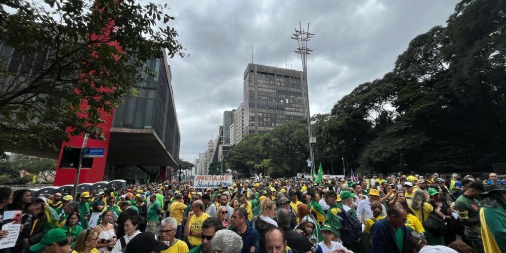 Com café e sem discurso: o "esquenta" de Bolsonaro e aliados antes de ato