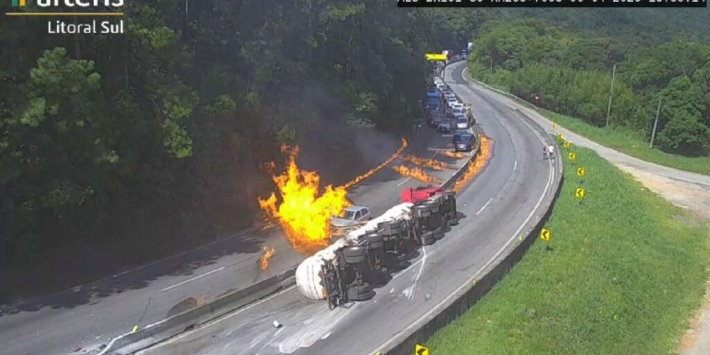 Caminhão pega fogo e incendeia 25 veículos em Palhoça
