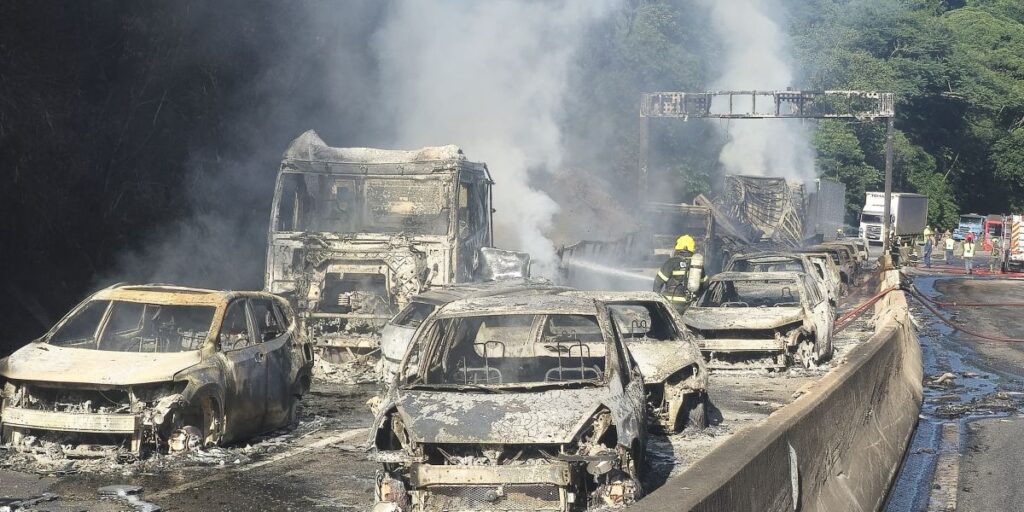 Veja momento em que caminhão explode e incendeia carros em rodovia de SC