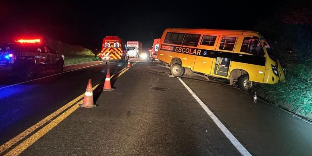 Família morre em acidente entre carro e ônibus escolar no Paraná