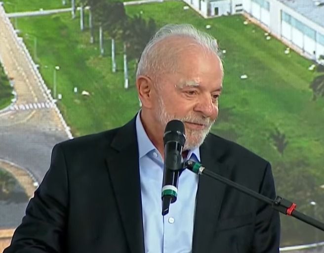 Lula usa curativo no rosto após passar por procedimento dermatológico