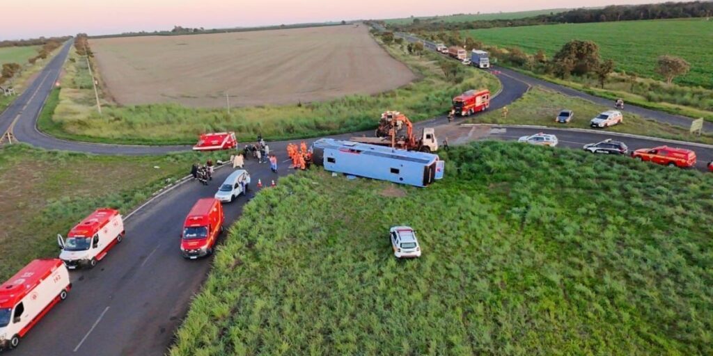 Acidente em MG: Motorista perdeu controle do ônibus, diz Corpo de Bombeiros