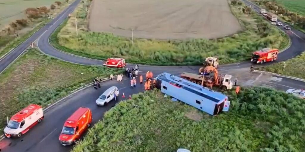 Acidente em MG: Ônibus que capotou saiu de Anápolis e seguia para São Paulo