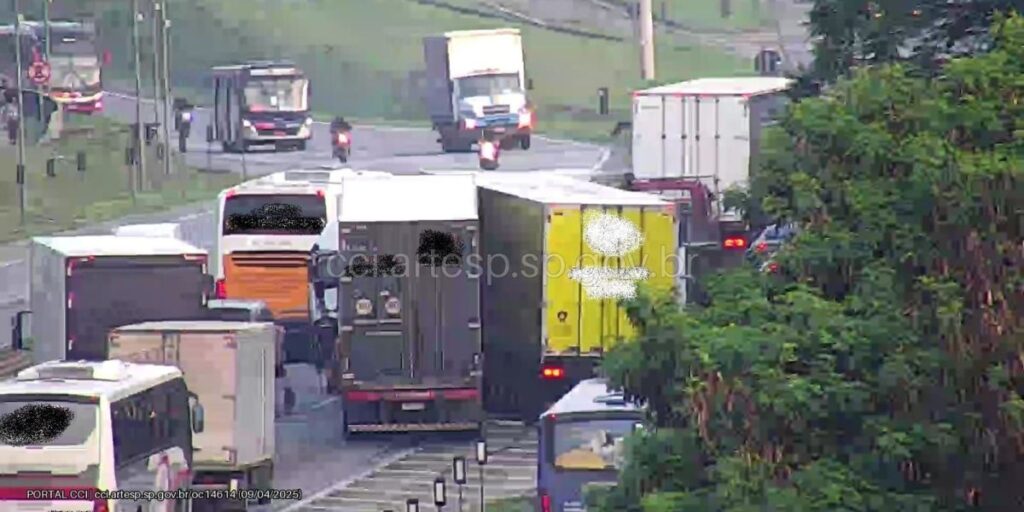 Colisão entre três veículos interdita parte da rodovia Anhanguera, em SP 