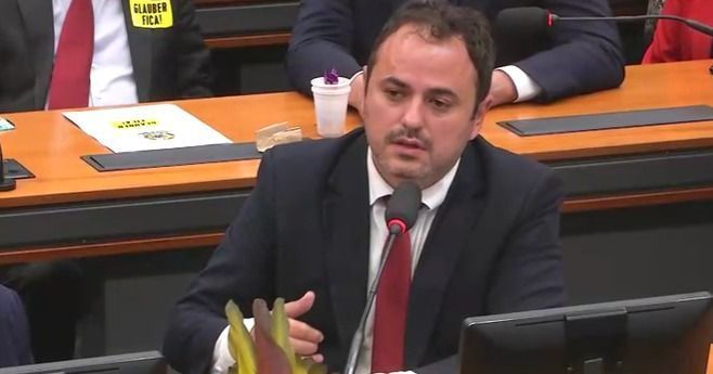 Glauber Braga anuncia fim da greve de fome