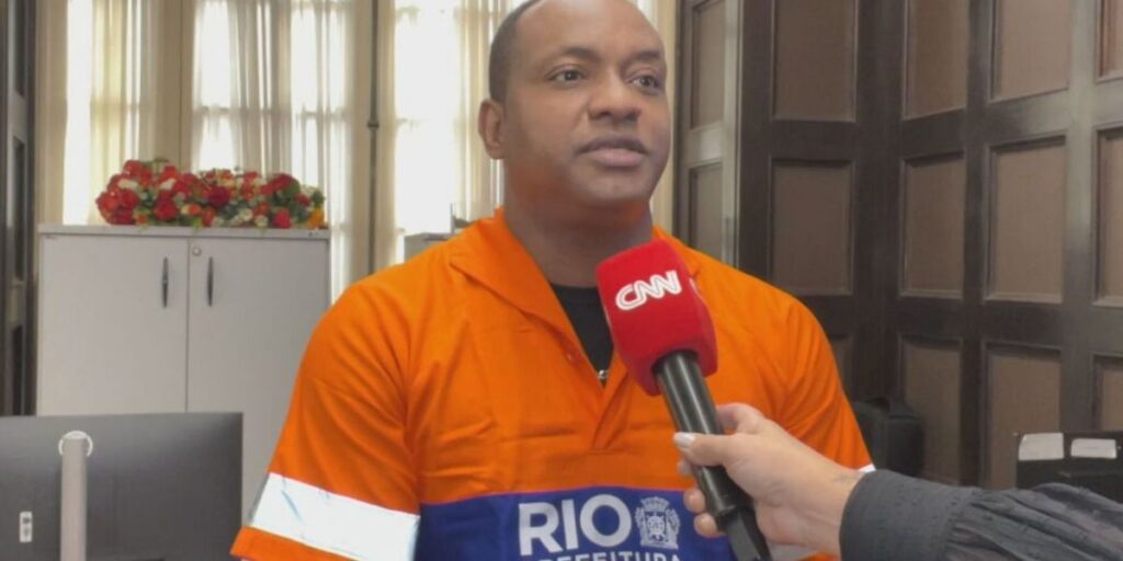 Gari que resgatou bebê do lixo recebe homenagem no Rio