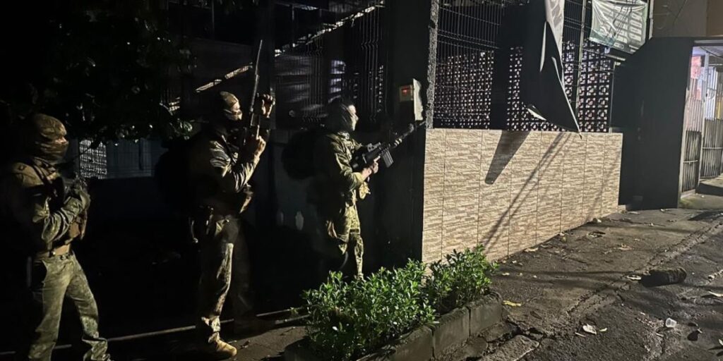 PM do Rio realiza operação contra o tráfico no Complexo da Maré