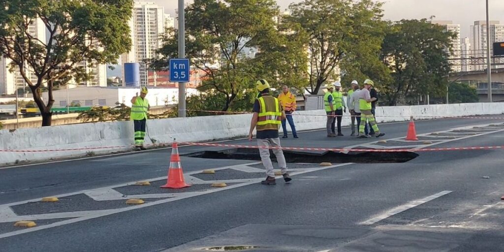 Cratera profunda surge na Marginal Tietê e interdita pista central; veja