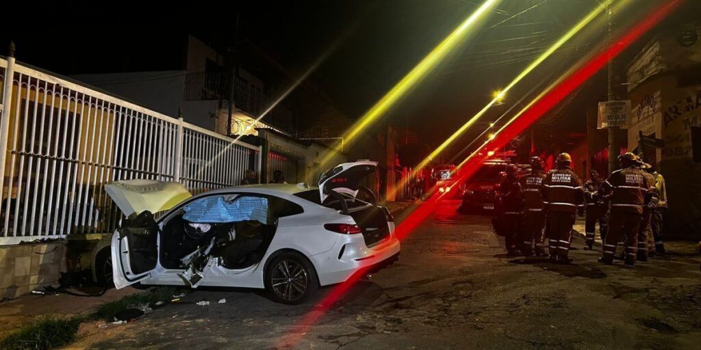 BMW colide contra imóvel em Belo Horizonte