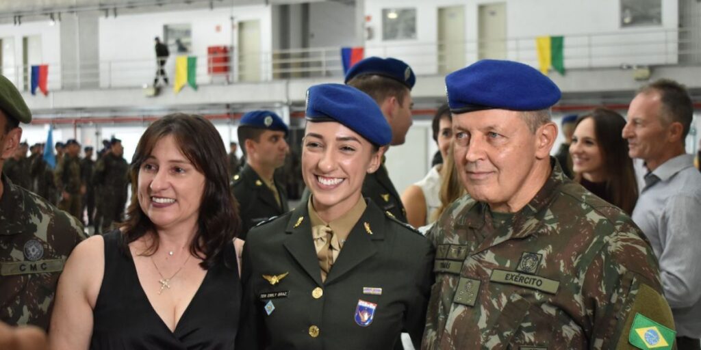 Exército forma primeira mulher piloto da história da corporação