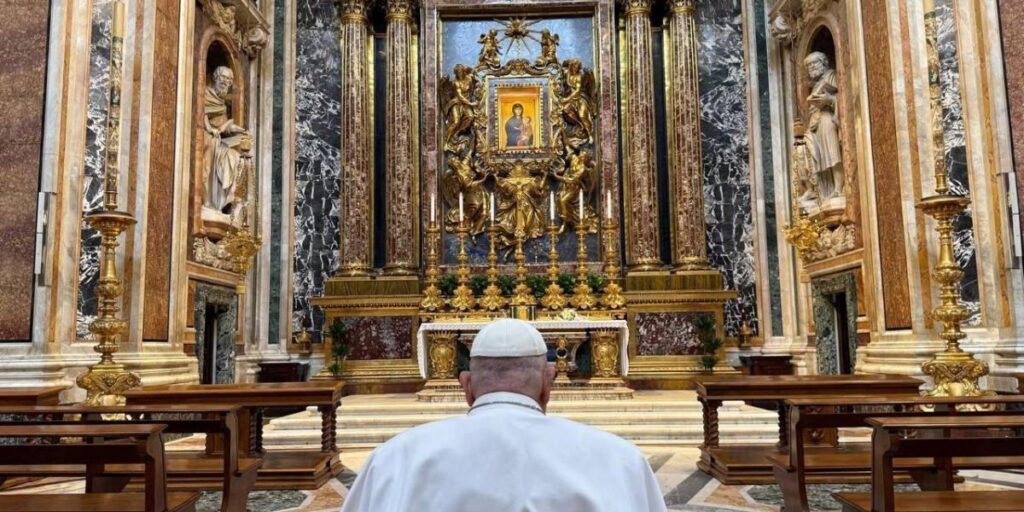 Papa Francisco faz nova aparição antes do início da Semana Santa