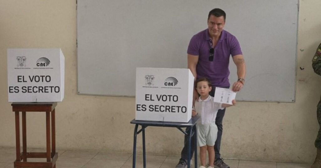 Daniel Noboa vota no segundo turno das eleições no Equador