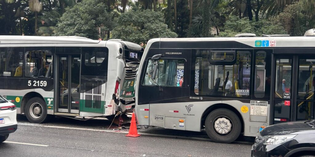 Colisão entre dois ônibus deixa 7 feridos na Avenida Paulista, em SP