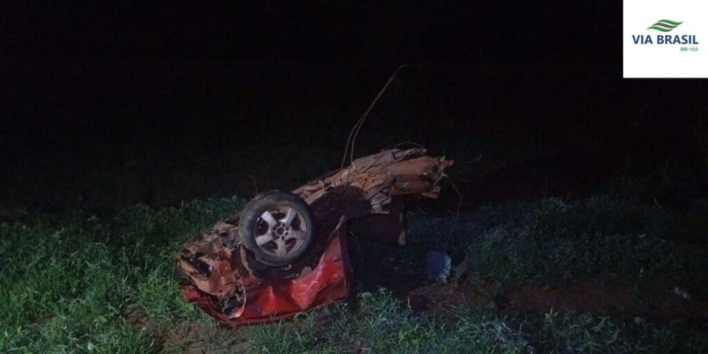 Colisão entre carreta e carro deixa cinco mortos em rodovia de MT