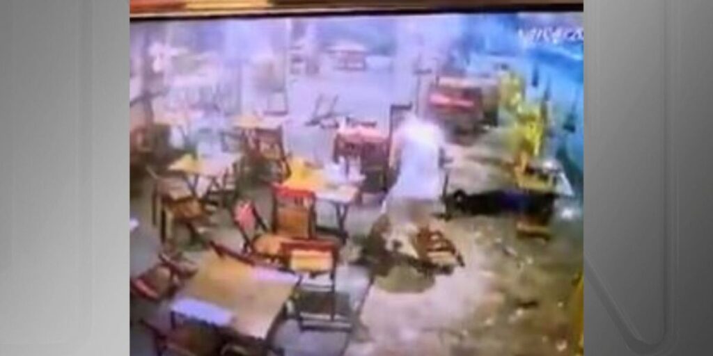 Vídeo: PM é preso após disparar tiros dentro de bar na Bahia