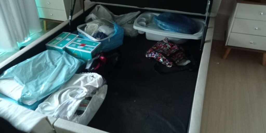 Foragida por matar marido é presa escondida dentro de cama box no Rio