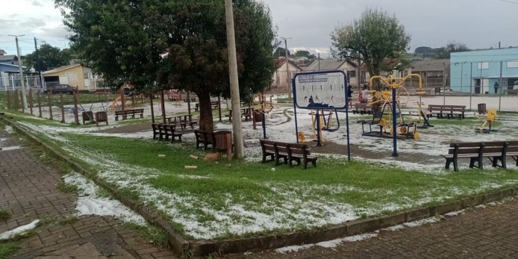 Chuva de granizo deixa paisagem branca em cidade da Serra Gaúcha