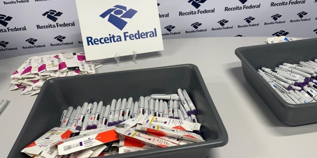 Homem é flagrado tentando entrar com 249 canetas de Mounjaro em aeroporto