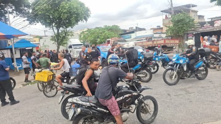 Motorista atropela PM e pedestres após tentar fugir de abordagem no Rio