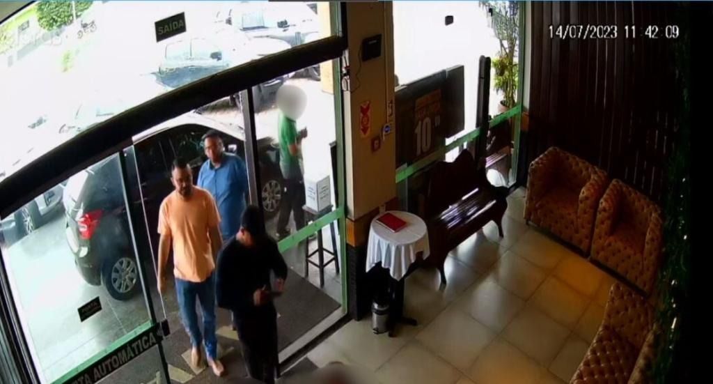 Membros do CV e policial almoçaram em churrascaria após fuga de presídio