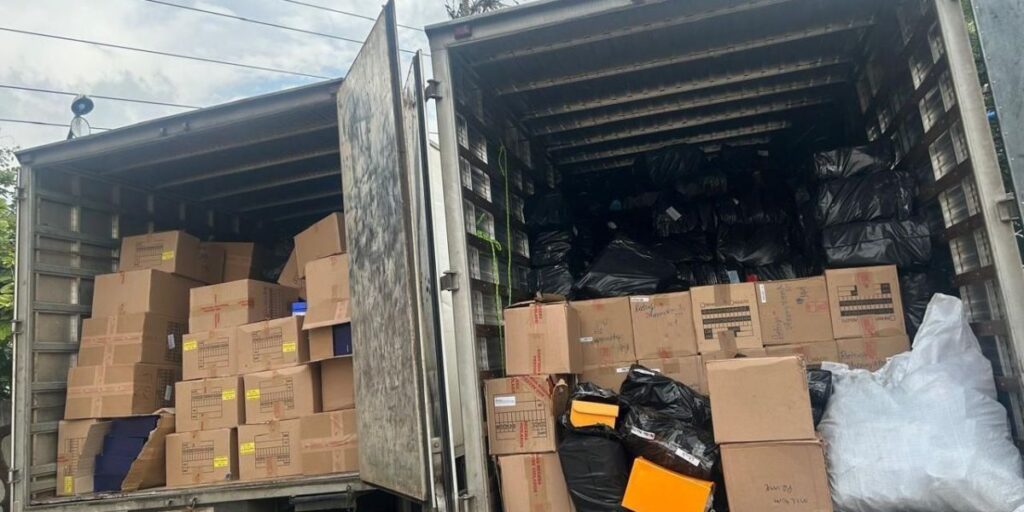 Polícia apreende 18 toneladas de roupas e tênis falsificados em SP