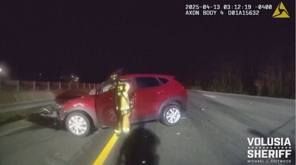 Policiais escapam de atropelamento por pouco na Flórida; veja vídeo