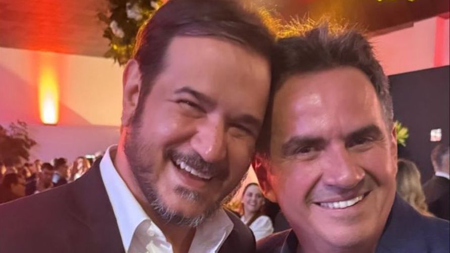 Após acordo de federação, presidentes do PP e União posam juntos para foto