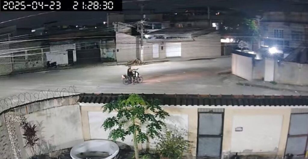Vídeo: Idosa é morta a tiros ao voltar do trabalho na Baixada Fluminense
