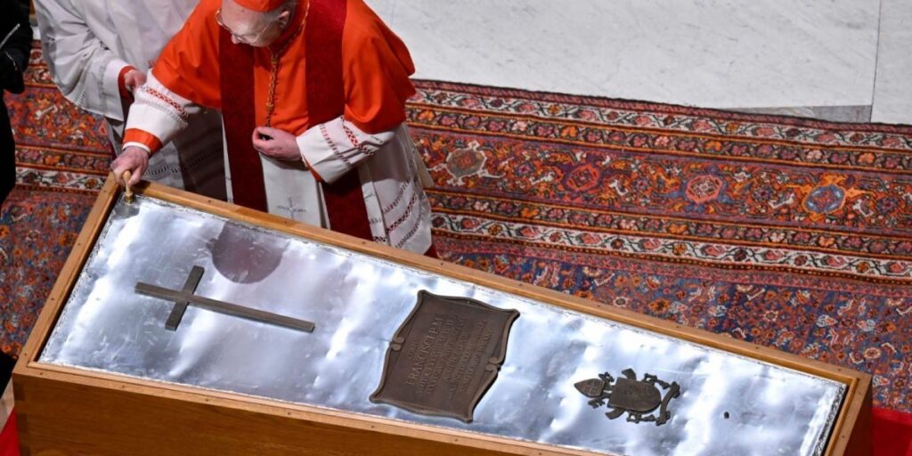 Papa Francisco: Vaticano divulga fotos do fechamento do caixão do pontífice