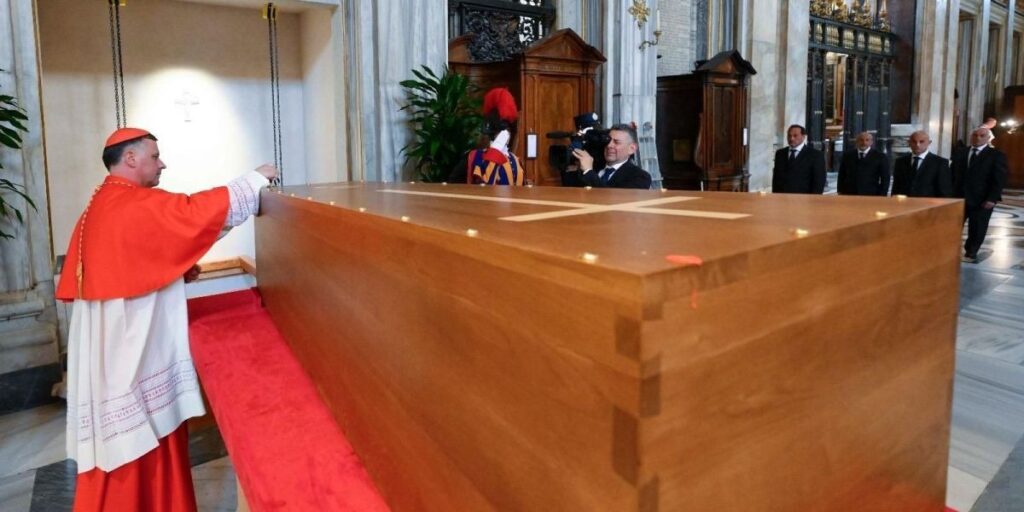 Vaticano divulga fotos da cerimônia de sepultamento do papa Francisco; veja
