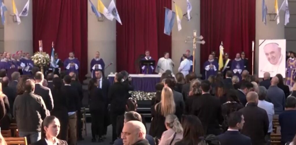Argentinos celebram missa em homenagem ao papa Francisco; veja