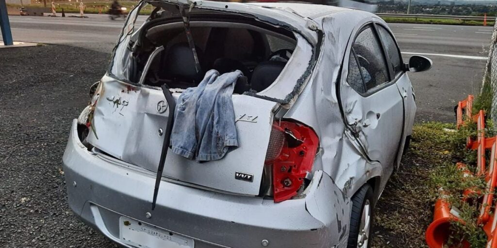 Motorista causa acidente e furta carro de homem que parou para ajudar em SP