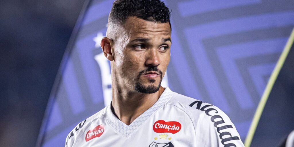 Emprestado pelo Cruzeiro marca contra Atlético-MG e imita galinha