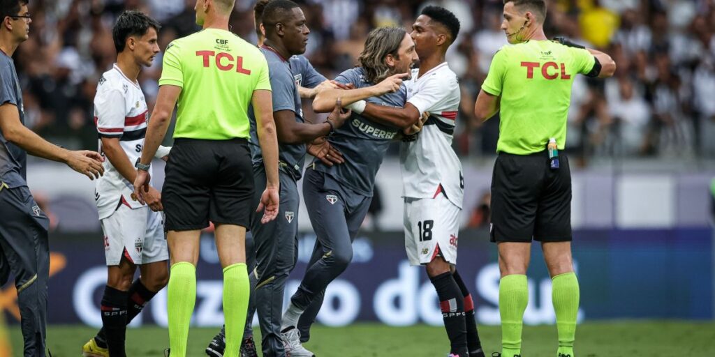 Expulso mais uma vez, Zubeldía invade campo em Atlético-MG x São Paulo