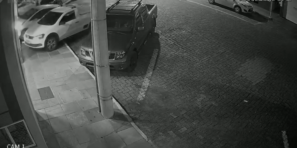 Vídeo: Carro desgovernado invade academia no interior do RS
